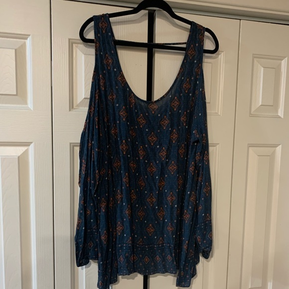 Cold shoulder torrid top size 4 - Picture 1 of 5